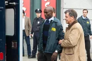 Phillip Broyles (Lance Reddick, l.), Dr. Walter Bishop (John Noble, r.).