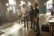 Wollen herausfinden, wer die klinische Studie mit Gehirnimplantaten von Pattons Ex-Frau Anna gehackt hat: (v.l.n.r) Pride (Scott Bakula), Sebastian Lund (Rob Kerkovic), Tammy Gregorio (Vanessa Ferlito) und Christopher LaSalle (Lucas Black) ,,,