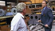 Goren (Vincent D'Onofrio, r.) provoziert Lance Brody (Thomas G. Waites), den Ehemann der Toten, um so an ein Geständnis zu kommen.