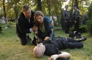 Natascha (Franziska Matthus, l.) ist verzweifelt, als Gerrit (Lars Löllmann, r.) stirbt, ohne ihr verraten zu haben, wo er Anna und Jonas gefangen hält. Weil Richard (Robert Jarczyk, l.) die Polizei geholt hat, gibt sie ihrem Erzfeind die Schuld ...