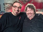 L-R: Rudi Dolezal und Qualtinger Biograf Georg Biron in ServusTV's "Kabarett-Legenden".