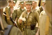 Lewis "Chesty" Puller (William Sadler, r.) führt ein strenges Regiment ...