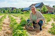 Gastgeberin Angelika Schimpfle betreibt mit ihrer Familie in Aitrach im Allgäu einen Biobauerhof. Hier baut sie Spargel, Erdbeeren, Kartoffeln und Rhabarber an – und bringt beim Menü die eigenen Erzeugnisse genussvoll auf den Teller.