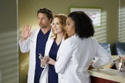 Die Ankunft einer Beraterin bringt Nathan (Martin Henderson, l.), April (Sarah Drew, M.) und Maggie (Kelly McCreary, r.) ins Schwitzen. Während Amelia und Owen ihre persönlichen Streitigkeiten im Krankenhaus austragen ...