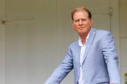 James Wilby (Elias Thomson).