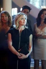 Julie Finlay (Elisabeth Shue) sieht zu, wie auf der Party angeblich Menschenfleisch serviert wird.
