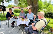 Mit den Nachbarn bei selbstgebackenem Kuchen zusammensitzen und das Leben genießen - eigens dafür gibt es in Hohenfelden die Schnatterbank.
