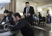 Agent Booth (David Boreanaz, Mi.) verfolgt angewidert die Arbeit von Brennan (Emily Deschanel, li.) und Hodgins (T.J. Thyne), die die schleimigen Überreste einer Leiche untersuchen, die zu lange unter dem Solarium gelegen hat.