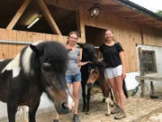Veronika und Elisabeth lieben ihre Tiere ‚Äì sie sind auf einem Bauernhof aufgewachsen.