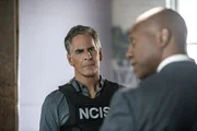 Machen bei der Suche nach dem vermissten russischen Top-Spion gemeinsame Sache: Das NCIS-Team um Special Agent Pride (Scott Bakula, l.) und FBI-Direktor Isler (Derek Webster, r.)  ...