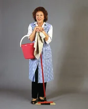 Veronika Fitz als Hausmeisterin Martha Haslbeck.