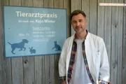 Kajo Winter (Jochen Schropp) vor seiner Tierarzt Praxis