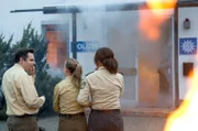 Sabine Kaier (Katharina Müller-Elmau, r.), Rebecca (Jeanne Goursaud, M.) und Riedl (Paul Sedlmeir, l.) sind fassungslos, das Revier brennt. Riedl versucht die Feuerwehr zu erreichen.