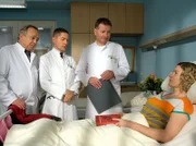 Als Dr. Heilmann (Thomas Rühmann, 3. von links) und Prof. Simoni (Dieter Bellmann, links) mit Dr. Kaminski (Udo Schenk) in das Zimmer von Katja Marquardt (Astrid M. Fünderich, rechts) kommen, scheinen sich zwei Gleichgesinnte im Wortgefecht gefunden zu haben. Dr. Kaminski und Katja Marquardt prüfen sich polemisch.