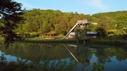 Eine alte Rutsche im ehemaligen Dogpatch-USA-Freizeitpark erinnert noch an seine lebendige Vergangenheit.