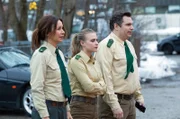 Sabine Kaier (Katharina Müller-Elmau, l.), Rebecca (Jeanne Goursaud, M.) und Riedl (Paul Sedlmeir, r.) sind fassungslos, das Revier brennt.