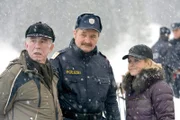 "Soko Kitzbühel", "Herzflimmern." Während einer Autofahrt kommt Bernhard Krüger von der Straße ab und prallt mit seinem Wagen gegen eine Schneewehe. In Krügers Blut und Magen werden Spuren von Schlafmitteln und Tranquilizern gefunden.