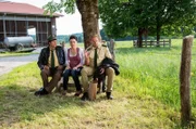 Hubert (Christian Tramitz, r.) und Staller (Helmfried von Lüttichau, l.) erhoffen sich von der Frau des Opfers, Sabine Lange (Tatjana Clasing, M.) Hinweise auf den Täter.
