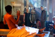 Plötzlich setzt sich das, was Julie Finlay (Elisabeth Shue) und Nick Stokes (George Eads, r.) für eine Leiche (Derek Mio, vorne) hielten, auf.