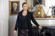 Isabelle (Ines Lutz) zeigt, wo und wie sie ihren toten Vater gefunden hat.