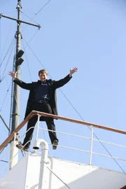Castle (Nathan Fillion) nutzt die Gelegenheit auf internationalen Gewässern, um seinem Ärger und der Enttäuschung über seinen Konflikt mit Beckett endlich Luft zu machen ...