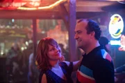 Hope Banks als Pam, Steve Zissis als Alex Pappas