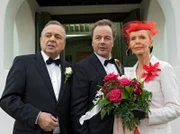 Auch Oberschwester Ingrid (Jutta Kammann, re.) und Prof. Simoni (Dieter Bellmann, li.), der Sarah als Brautvater zum Altar führen wird, warten gespannt auf Sarahs Ankunft. Simoni fragt Benjamin Wittenberg (Till Demtröder, mi.) sicherheitshalber noch einmal nach den Ringen.