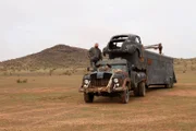 Wesley Fenton, ein Wasteland Weekender, steht stolz auf einem Fahrzeug, das er mitgebaut hat.