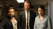V. li. n. re.: Carlos (Daniel Christensen), Lost (Jan Krauter) und Graciana (Eva Meckbach) schauen konzentriert die Aufnahmen der Überwachungskamera vom Tatort.