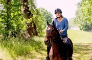 Im Sattel ihres Pflegepferdes Caramel fühlt sich die Tierärztin Susanne Mertens (Elisabeth Lanz) leicht und frei.