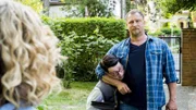 Tobi (Matthias Komm) holt Notar Hippel (Sven Fricke, Mi.) zurück, der gerade vom Haus der Holtkamps flüchten will.