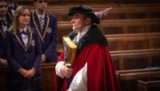 Schulleiter Bernard Ashford (Derek Riddell) hat sich für die "Carruthers Challenge" in Schale geworfen.