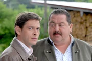 Ein kniffliger Fall für die beiden Rosenheim-Cops Christian Lind (Tom Mikulla, l.) und Korbinian Hofer (Joseph Hannesschläger), denn es gibt kaum Tatzeugen und jede Menge Verdächtige.