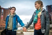 Dank Jacob (Levin du Hamél, re.) hat Stella (Zoe Malia Moon, li.) endlich die ersehnten Schmetterlinge im Bauch.