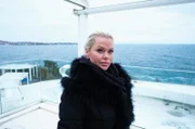 ARD/WDR DOKUMENTARFILM IM ERSTEN, "Krypto-Queen", Asdis Ran im Garten Rujas verlassener Villa. Sie war Rujas beste Freundin in Sofia und bis zu Rujas Verschwinden immer an ihrer Seite.