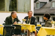 Reimund Girwidz (Michael Brandner, l.) und Franz Hubert (Christian Tramitz, m.) ermitteln wieder auf Hochtouren