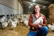 Landfrau Anna Ostermeier in ihrem Hühnerstall.