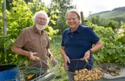 Björn Freitags (r) letzter Besuch führt ihn zu der Familie Pfalz nach Mülheim an der Mosel. Die Selbstversorger Rüdiger (l) und Waltrud haben sich mit ihrem 3000 Quadratmeter großen Garten einen Lebenstraum erfüllt und widmen sich leidenschaftlich dem Anbau seltener und schmackhafter Sorten.