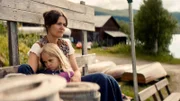 1973 -Die Stockholmer Lehrerin Annie (Asta August) reist mit ihrer sechsjährigen Tochter Mia (Alva Adermark) nach Nordschweden und wartet darauf, von ihrem Freund Dan abgeholt zu werden.