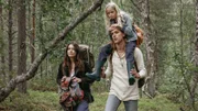 Sommer 1973. Dan (Christian Fandango Sundgren) begleitet seine Freundin Annie (Asta Kamma August) und ihre sechsjährige Tochter Mia (Alva Adermark). Die Stockholmer Lehrerin möchte zu ihrem Freund nach Nordschweden zu einer entlegenen Hippiekommune ziehen.