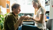 Stefan (Hendrik Duryn) verarztet Karins (Jessica Ginkel) Wunde.
