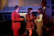 Ob Konkurrentin Katja (Dena Abay, r.) hinter dem Alarm steckt? Charles (Adnan Maral, l.) und Millie (Tamara Romera Ginés, M.) trauen es ihr auf jeden Fall zu.