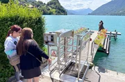 Um dem Massentourismus im Schweizer Dorf Iseltwald entgegenzuwirken, wurde ein Bezahl-Drehkreuz vor dem Steg aufgebaut, auf den die Fans einer Netflix-Serie pilgern.