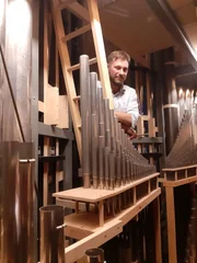 Orgelbauer Markus Bäumler in der größten freihängenden Orgel der Welt.