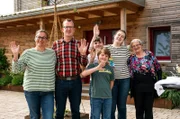 Familie Schimpfle wartet auf die Landfrauen: V.l.n.r: Gastgeberin Angelika Schimpfle, Robert Schimpfle, die Kinder Pia, Lukas (vorne), Anna, und Angelikas Mutter Klara Kurz.
