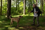 Försterhündin Pari knurrt Vinzenz‘ Kumpel Rudi (Michael Kausch) an. Ist Rudi der Wilderer?