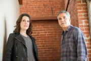 Melanie Lynskey als Michelle Pierson und John Ortiz als David.