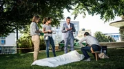 Von links: Isabel Vierkant (Theresa Hanich) und Jale Cengiz (Almila Bagriacik) stehen gemeinsam mit ihrem Chef Zeki Demirbilek alias Kommissar Pascha (Tim Seyfi) vor der Leiche. Gerichtsmedizinerin Dr. Sybille Ferner (Bettina Mittendorfer) untersucht das Opfer Ömer Özkan (Yasin Boynuince).