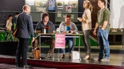 Direktor Rose (Uli Gebauer, l.) erkundigt sich, was die Kollegen Sievers (Rainer Piwek, 2.v.l.), Barbara (Nadine Wrietz, M.), Karin Noske (Jessica Ginkel) und Stefan Vollmer (Hendrik Duryn) für die Aufklärungsveranstaltung über HIV geplant haben.
