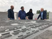 Journalist Thierry Cruvellier (l.), sein Freund David Hecht (2.v.l.) und Davids Tochter Gnima lauschen Horst Seferens (r.) von der Gedenkstätte Sachsenhausen. Hechts Großvater wurde hier gefangen gehalten, bevor er aus Nazi-Deutschland fliehen konnte.